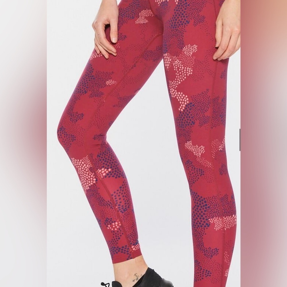 2XU‎ Stylish Red Patterned Women's Leggings.
Size large
